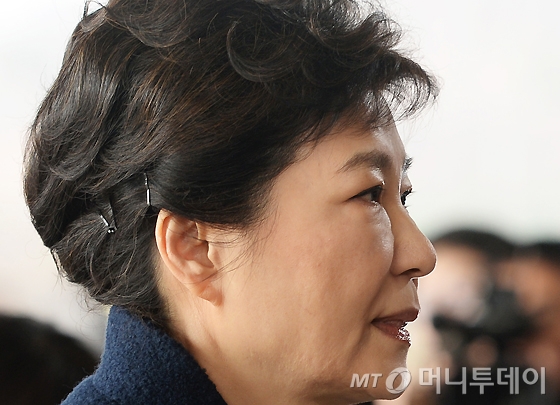 [사진]소환되는 박 전 대통령의 굳은 표정