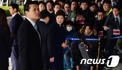박근혜 전 대통령이 21일 오전 서울 서초동 중앙지검에 피의자 신분으로 조사를 받기 위해 출석하고 있다.  © News1 사진공동취재단
