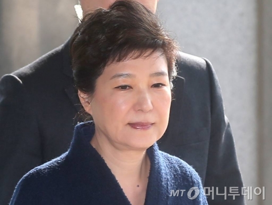 박근혜 전 대통령이 21일 오전 서초동 서울중앙지검에 피의자 신분으로 소환되고 있다.