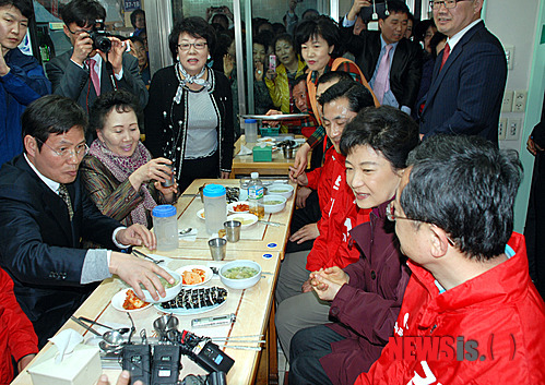 2012년 4.11총선을 앞두고 시장 상인들과 분식점에서 김밥으로 점심을 하고 있는 박근혜 전 대통령/사진=뉴시스