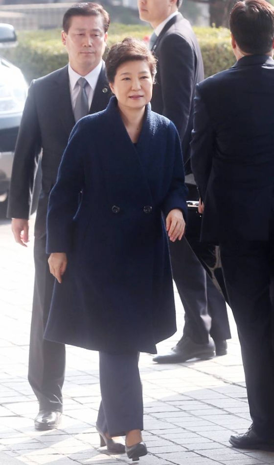 박근혜 전 대통령이 21일 서초동 서울중앙지검에 피의자 신분으로 소환되고 있다./사진=홍봉진 기자