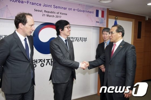 [사진]악수하는 홍윤식 장관과 프랑스 국가개혁간소화장관