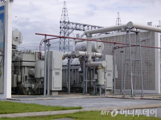 765kV 신안성변전소는 서해지역 대규모 발전전력을 받아 수도권으로 공급하고 있다. 765kV 전력설비 1개는 345kV 3~4개를 대체한다. /한국전력 제공