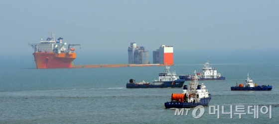 23일 침몰 해역인 전남 진도 동거차도 앞바다에서 인양되고 있는 세월호