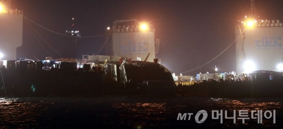 상하이샐비지 선원들이 23일 밤 침몰 해역인 전남 진도 동거차도 앞바다에서 세월호 야간 인양작업을 벌이고 있다.