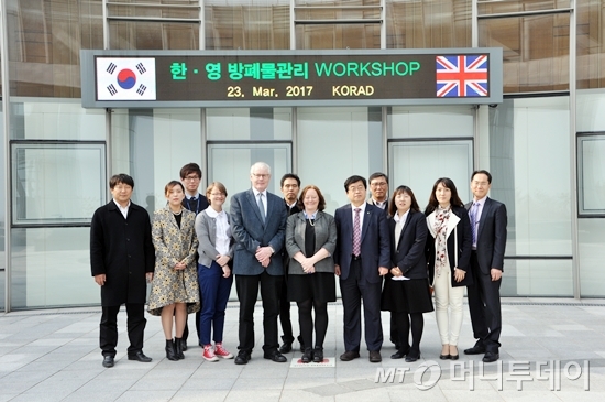 (사진설명)한국원자력공단은  IAEA 원전폐기물 전문가그룹 및 영국방폐물전문가 등이 참석한 고준위방폐물관리 위크숍을 개최했다/사진제공=원자력환경공단