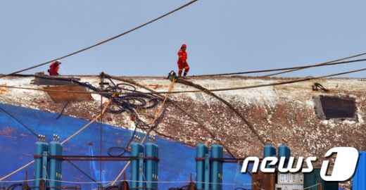 [사진]세월호 선체위에서 작업하는 인양선원들