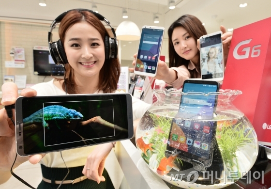  지난 9일 오전 서울 중구 LG유플러스 시청역 직영점에서 모델들이 LG 프리미엄 스마트폰 'G6'를 선보이고 있다. G6는 스마트폰 최초로 18대9 비율의 디스플레이를 채택했으며 '하이파이 쿼드 덱' 오디오를 장착, 원음에 가까운 고음질을 구현했다. / 사진=뉴스1