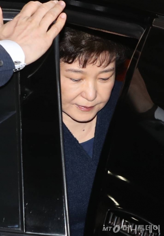 박근혜 전 대통령이 서울중앙지검 청사에서 밤샘조사를  받은 뒤 22일 오전 준비된 차량에 탑승하고 있다./사진=공동취재단  