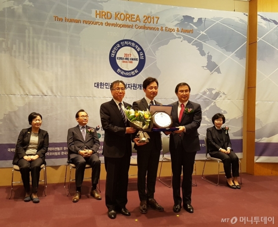 /사진=에스원이 한국HRD협회가 주최한 대한민국 인적자원개발 대상에서 종합대상을 수상했다. 송대곤 인재개발원 부원장(가운데) /제공=에스원 