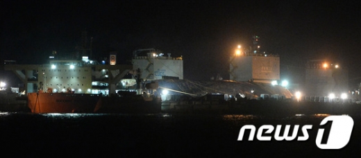 [사진]세월호 품은 반잠수식 선박
