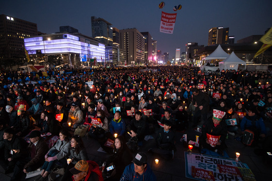 25일 서울 광화문광장에 '21차 범국민행동의 날' 촛불집회가 열렸다. /사진제공=뉴스1