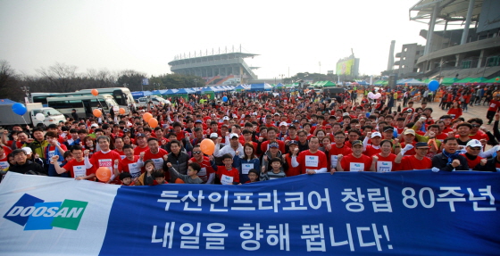 두산인프라코어 임직원 600여 명이 창립 80주년을 기념해 26일 인천국제하프마라톤대회에 참가했다./사진제공=두산인프라코어