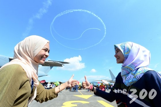 3월 24일(금)~25일(토) 진행된 말레이시아 LIMA'17 퍼블릭데이에서 태극무늬를 하늘에 수놓은 블랙이글스의 에어쇼에 엄지를 치켜세운 관람객들의 모습./사진=공군 제공