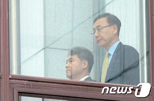 [사진]대검 구름다리 건너는 김수남 총장