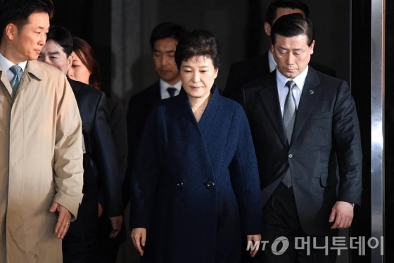 박근혜 전 대통령이 파면 11일 만인 21일 오전 서울 서초동 중앙지검에서 조사를 마친 뒤 귀가하고 있다.