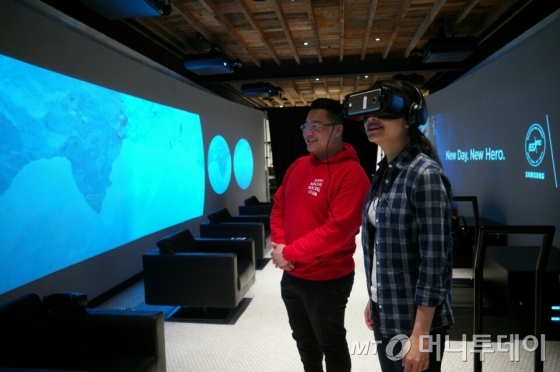 미국 뉴욕 '삼성 837'  VR 체험공간에서 방문객이  다양한 VR 콘텐츠를 체험하고 있는 모습. /사진제공= 삼성전자