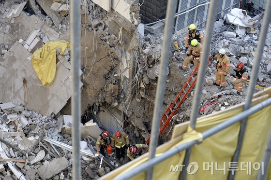 서울 지하철 종로3가역 인근 공사현장에서 발생한 사고. 2017.1.7/뉴스1  <저작권자 © 뉴스1코리아, 무단전재 및 재배포 금지>
