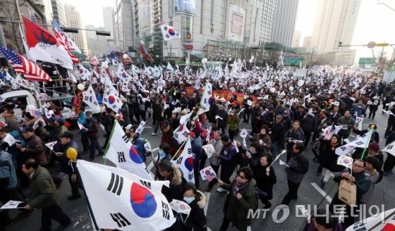 박근혜 대통령 탄핵기각을 요구하는 태극기 집회 참가자들이 지난 4일 서울 을지로 일대를 행진하고 있다. /사진=임성균 기자