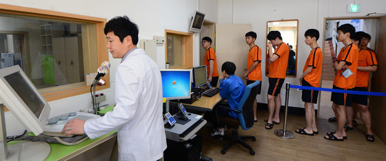 올해 첫 병역판정검사가 실시된 1월 23일 오전 서울 영등포구 서울지방병무청에서 병역대상자들이 신체검사를 받고 있다./사진=뉴스1