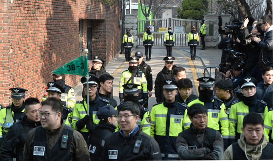박근혜 전 대통령의 구속 전 피의자심문이 열리는 30일 오전. 서울 삼성동 박 전 대통령 자택 앞에서 지지자들이 '영장기각'을 촉구하는 집회를 열고 있다./ 사진=뉴스1