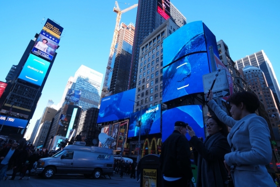 29일(현지 시각) 저녁 미국 뉴욕 타임스퀘어의 42개 옥외광고판을 통해 삼성전자의 '갤럭시S8' 광고가 송출되고 있는 모습. /사진제공=삼성전자.