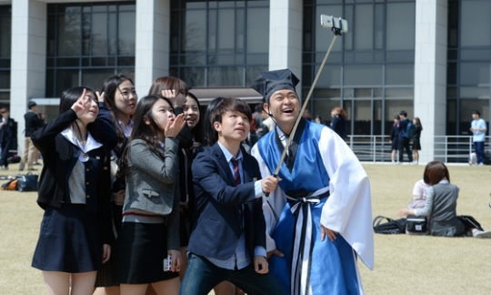 지난해 4월 1일 만우절을 맞아 대학생들이 고교시절 교복을 입은 채 사진을 찍고있다. /사진=뉴스1