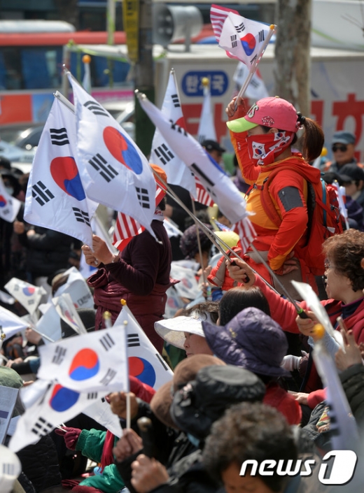 [사진]박 전 대통령 지지자들 '구속 반대'