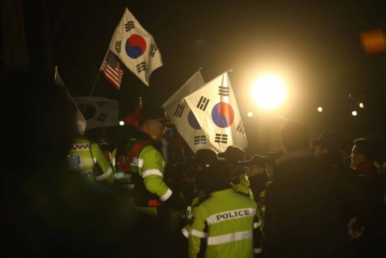 31일 오전 서울구치소 앞에서 박사모가 박근혜 전 대통령의 구속을 규탄하고 있다./사진=뉴시스