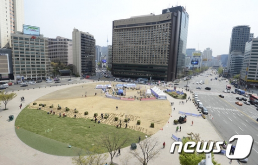 [사진]'탄핵반대 텐트' 놔두고 서울광장에 잔디 식재