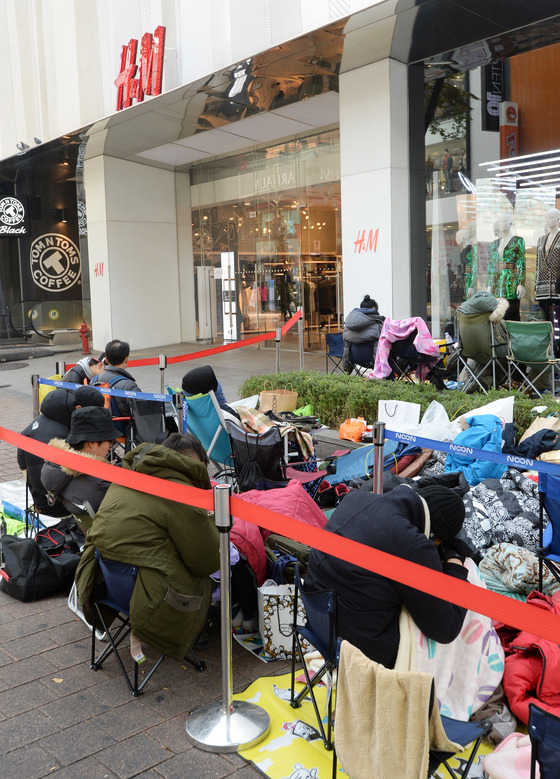  발망 X H&M 컬렉션 상품을 구입하기 위해 시민들이 캠핑 의자와 침낭 등을 구비한채 대기하고 있다./사진=뉴스1