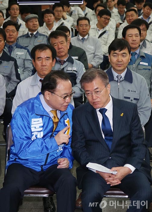 [사진]대구시당위원장과 대화하는 문재인 후보