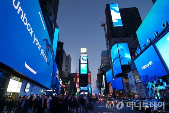 미국 뉴욕 타임스퀘어 42개의 옥외광고판을 통해 공개된 삼성전자 '갤럭시S8' 광고. 삼성전자는 21일 한국과 미국, 캐나다에서 갤럭시S8를 공식 출시한다. 