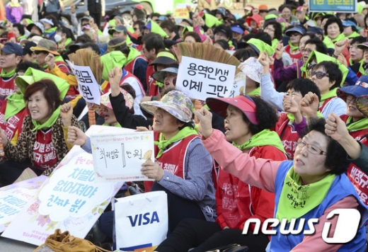22일 오후 서울 광화문광장에서 비정규직 청소노동자들이 비정규직 철폐와 최저임금 1만원을 요구하는 집회를 열고 있다. 2017.4.22/뉴스1 © News1 신웅수 기자