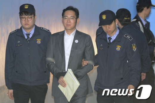 박근혜 전 대통령과 최순실씨에게 뇌물을 제공한 혐의로 구속 기소된 이재용 삼성전자 부회장. /뉴스1 © News1 신웅수 기자