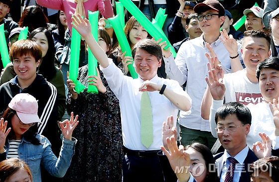 안철수 국민의당 대선후보가 23일 오후 서울 세종문화회관 앞에서 열린 광화문 미래선언 행사에서 지지자들과 음악에 맞춰 율동하고 있다. 