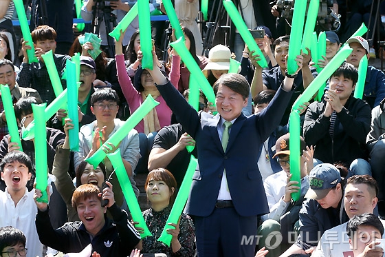 안철수 국민의당 대선후보가 23일 오후 서울 세종문화회관 앞에서 열린 광화문 미래선언 행사에서 지지자들에게 인사하고 있다. 