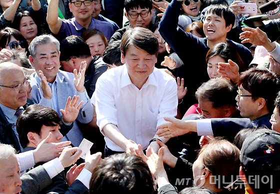 [사진]안철수 후보, 지지자들 손잡고 인사