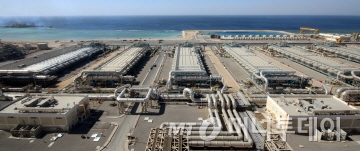 두산중공업이 2012년 수주해 ‘올해의 민간용 해수담수화 플랜트(Municipal Desalination Plant of the Year)’에 선정된 사우디아라비아 얀부3 해수담수화플랜트 전경/사진제공=두산중공업<br>