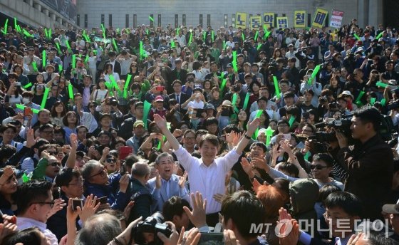 안철수 국민의당 대선후보가 23일 오후 서울 세종문화회관 계단에서 열린 광화문 미래선언 행사에 참석하고 있다.