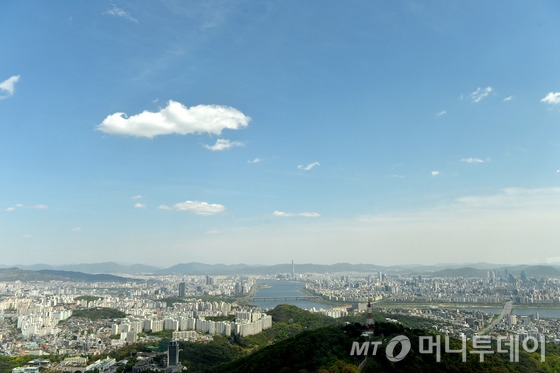  포근한 봄 날씨가 이어진 26일 오후 서울 남산 N서울타워에서 바라본 한강 하늘이 푸르게 보이고 있다. /사진=뉴스1