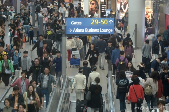 '5월 황금연휴'를 앞두고 28일 인천국제공항 출국장에 해외로 떠나려는 여행객이 몰려들고 있다. /사진=뉴스1<br>
