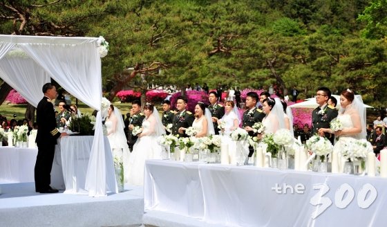 모범간부 16쌍의 합동결혼식 주례를 하는 장준규 육군참모총장./사진=육군 제공