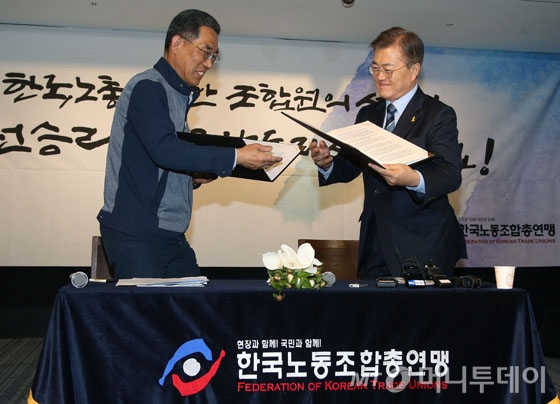 [사진]정책연대 협약서 교환하는 문재인-김주영