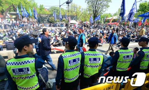 [사진]만일의 사태 대비하는 경찰들