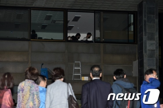 [사진]'시흥캠퍼스 실시협약 반대' 행정관 2층 진입한 서울대학생들