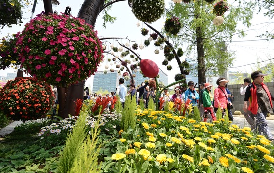 지난달 30일 경기 고양 일산호수공원에서 열린 '2017 고양국제꽃박람회'를 찾은시민들이 활짝 핀 꽃을 보며 즐거운 시간을 보내고 있다. / 사진=뉴스1