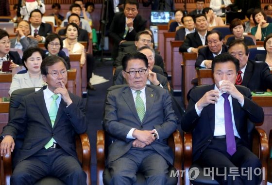 국민의당 지도부와 당 관계자들이 9일 저녁 서울 여의도 국회에서 제19대 대선개표방송 출구조사를 시청하고 있다.