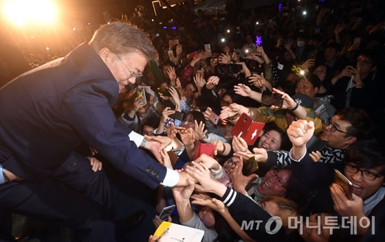[사진]지지자들 손잡는 문재인 후보