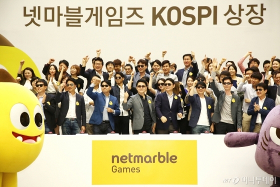 12일 여의도 한국거래소에서 열린 넷마블게임즈 KOSPI 상장기념식 전경. 상장기념식에 참석한 방준혁 넷마블게임즈 이사회 의장 및 넷마블 임직원들이 상장을 축하하고 있다./ 사진=넷마블게임즈